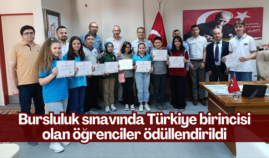 Bursluluk sınavında Türkiye birincisi olan öğrenciler ödüllendirildi